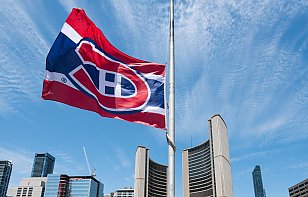 Мэр Торонто проиграл спор мэру Монреаля, ему пришлось повесить флаг «Канадиенс» над зданием правительства