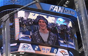 Капитан «Барыса» Даррен Диц в национальном костюме спел казахскую песню – ему подпевала вся арена
