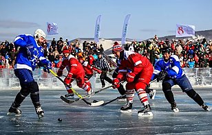 На открытом льду Байкала прошел матч с участием легендарных хоккеистов