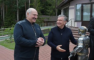 Президент Узбекистана подарил Александру Лукашенко статую хоккеиста