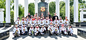 Воспитанники СДЮШОР ХК «Гомель» в канун 9 мая возложили цветы к монументу на «Аллее Героев»